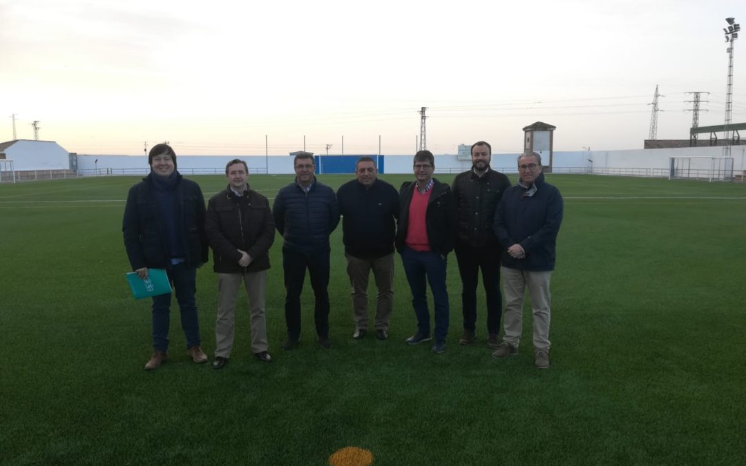 Instalación césped artificial en el campo de fútbol del Priorato en Lora del Río.